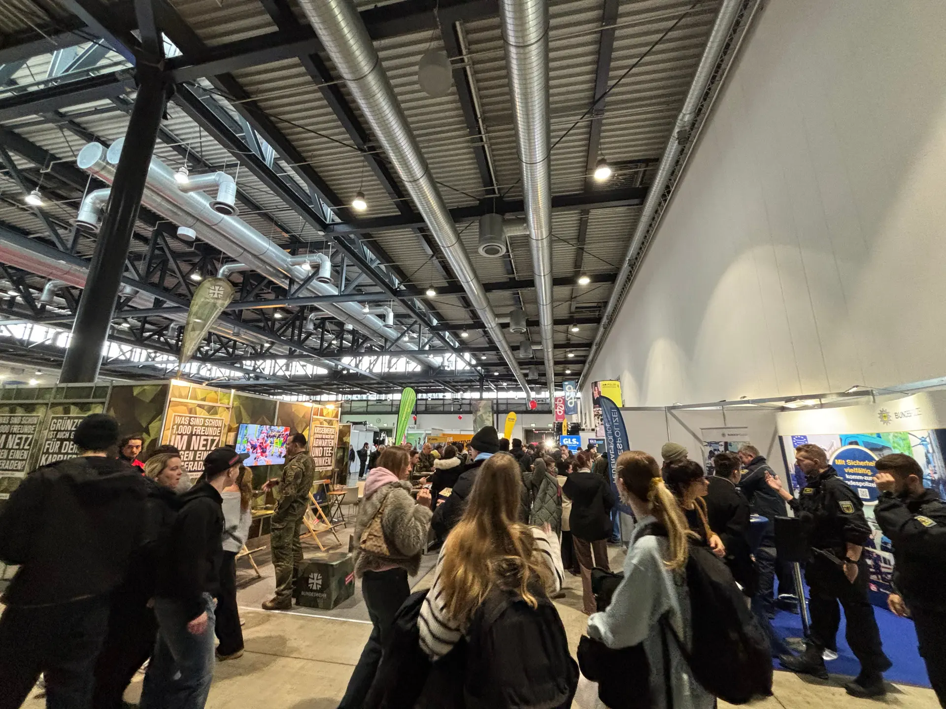 Messehalle mit vielen Besuchern