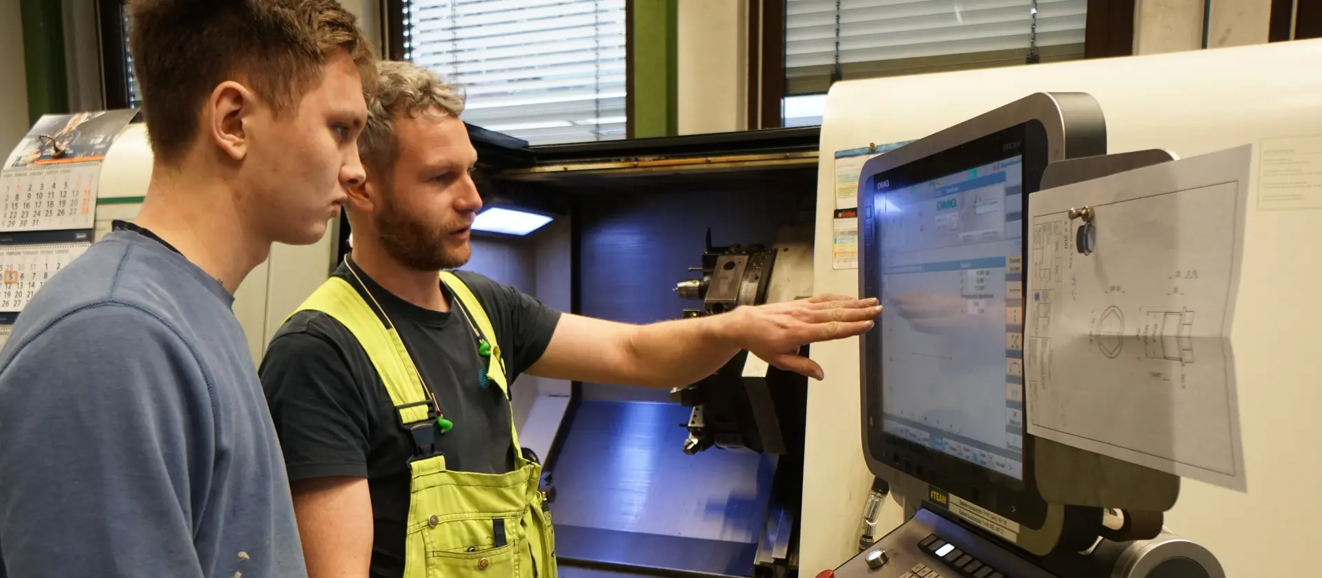 Ausbilder und Auszubildender bei der Arbeit