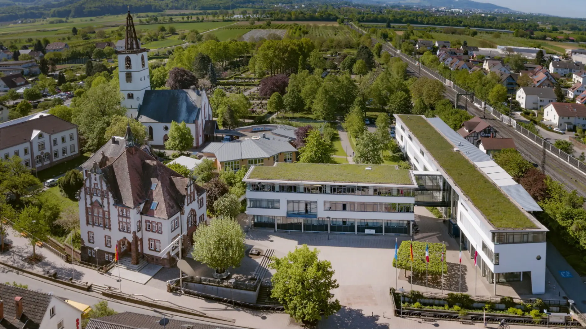 Altes und neues Rathaus in Denzlingen aus der Perspektive