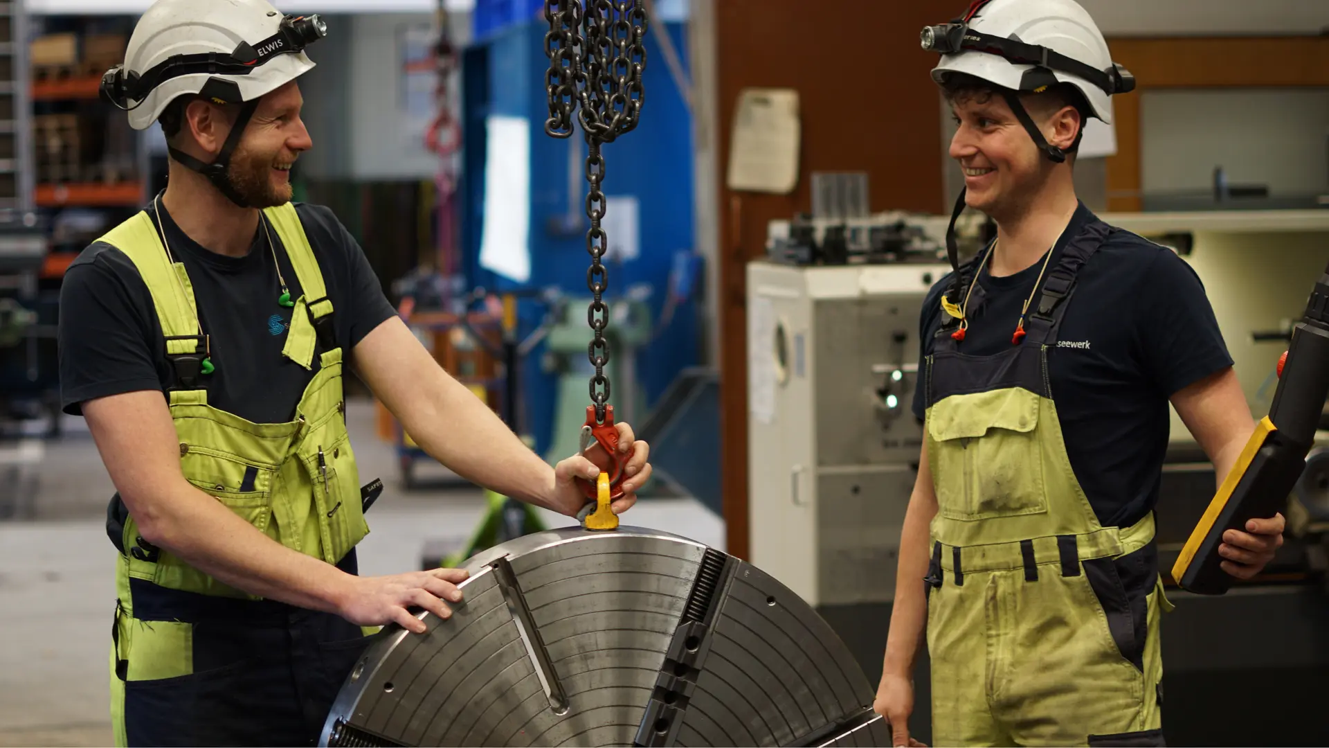Zwei junge Männer bei der Arbeit