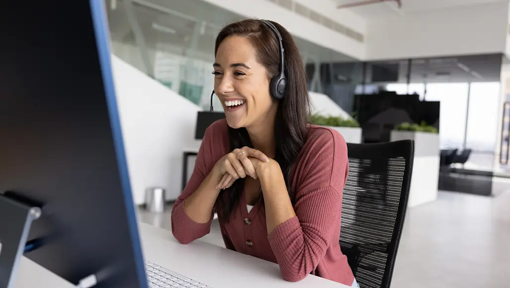 Eine Frau telefoniert und hat Freude