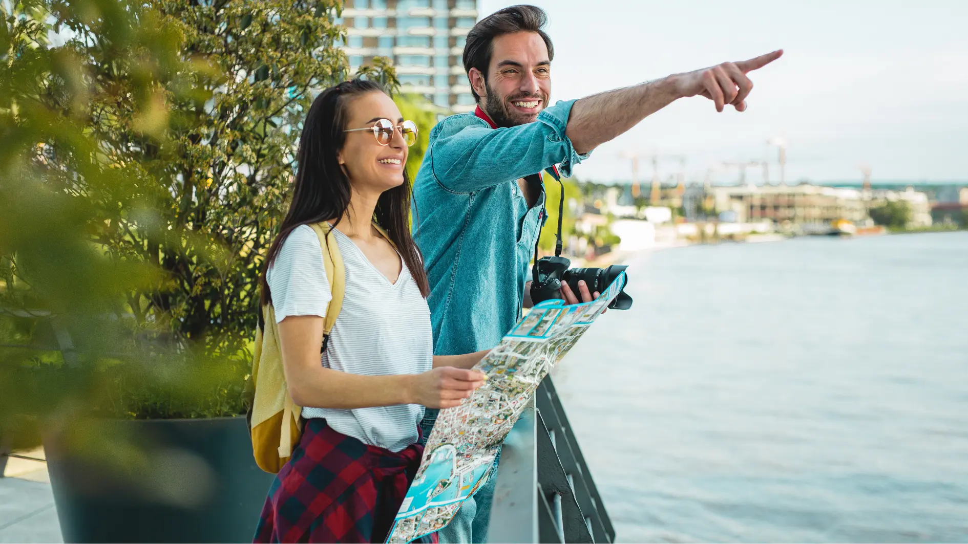 Ein Mann und eine Frau machen einen Städtetrip