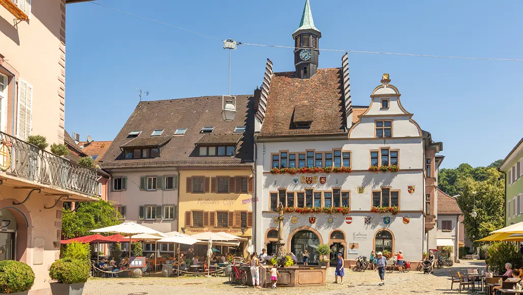 Marktplatz mit Rathaus in Staufen im Breisgau Marktplatz mit Rathaus in Staufen im Breisgau