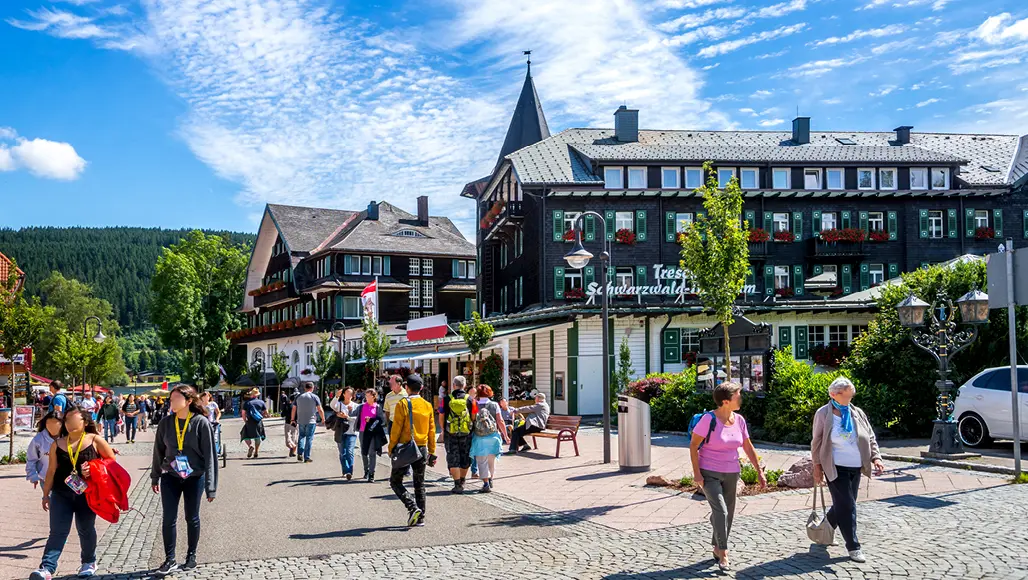 Touristen an der Uferpromenade Titisee-Neustadts