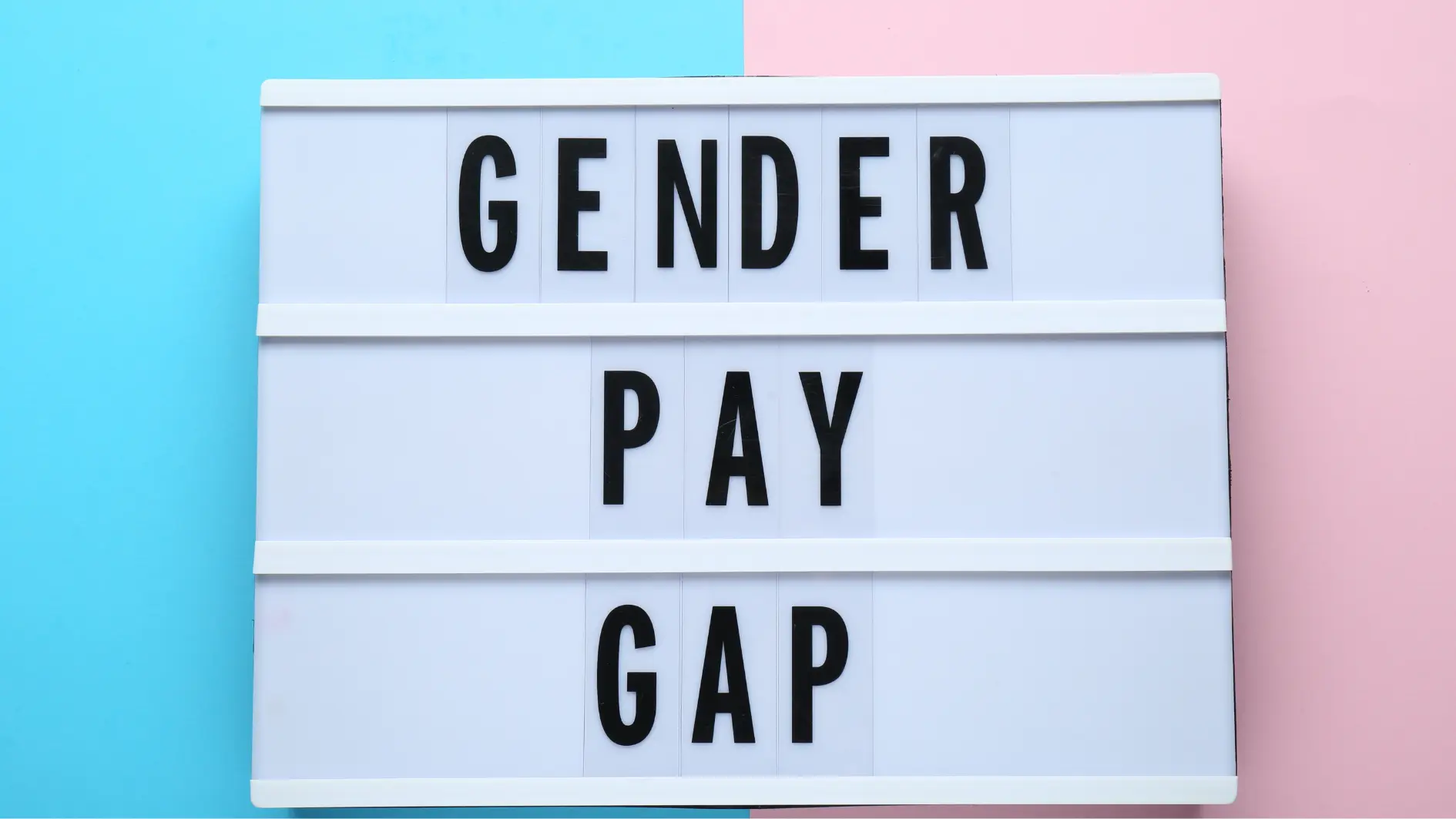 "Gender Pay Gap" in einem Leuchtkasten Leuchtkasten mit den Worten "Gender Pay Gap" auf farbigem Hintergrund