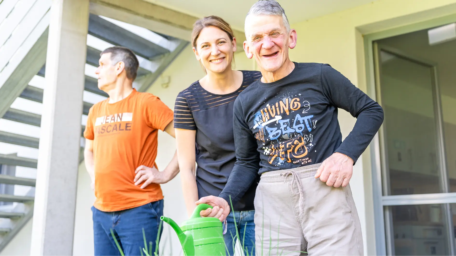 Mitarbeiterin und Patient der Caritas Hochrhein lächeln in die Kamera