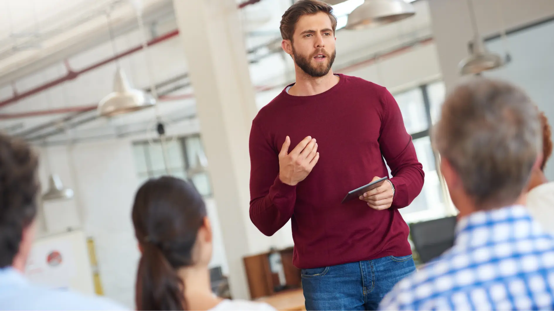 Ein Mann spricht vor einer kleinen Gruppe