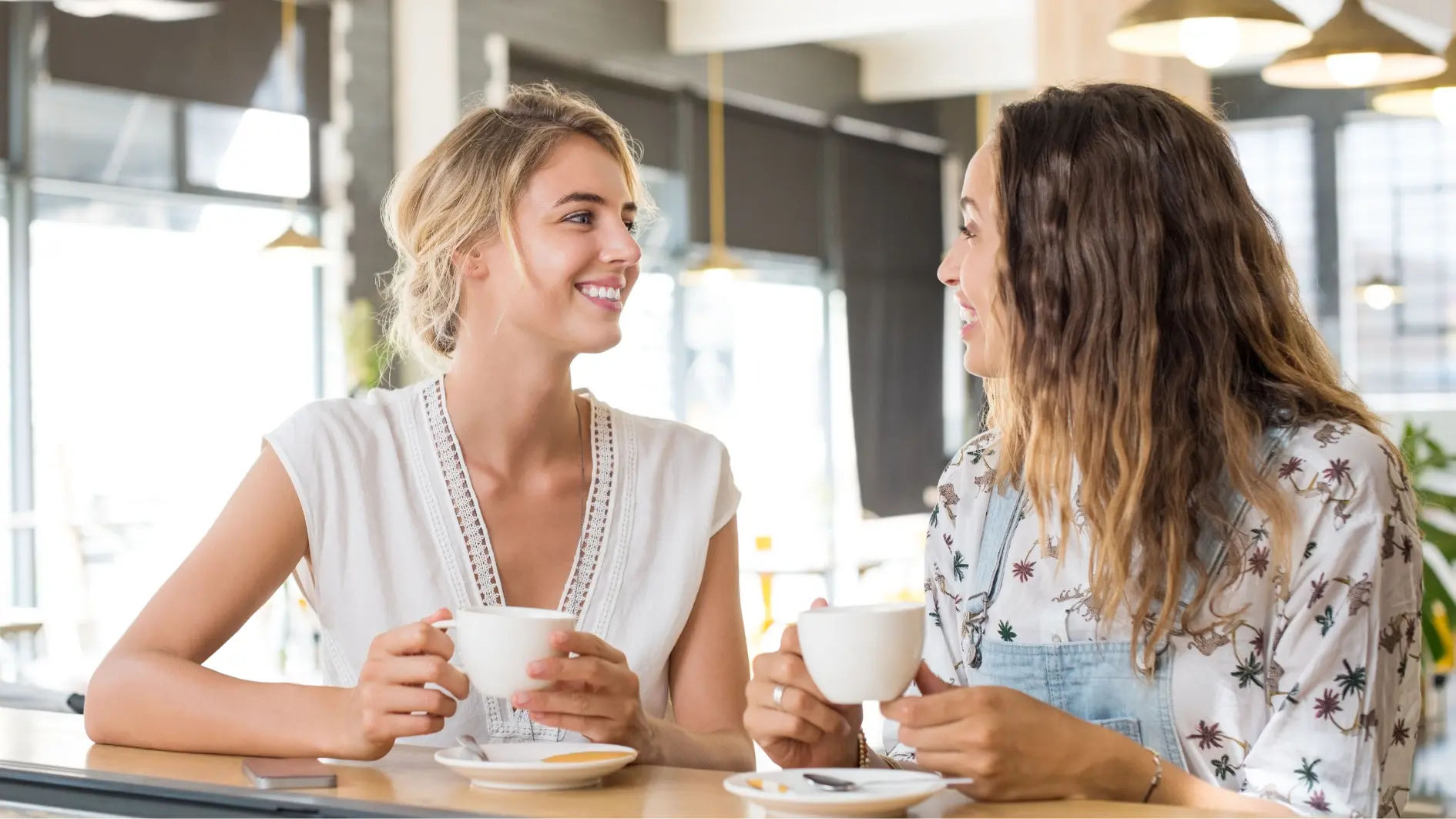 Zwei Frauen im Gespäch