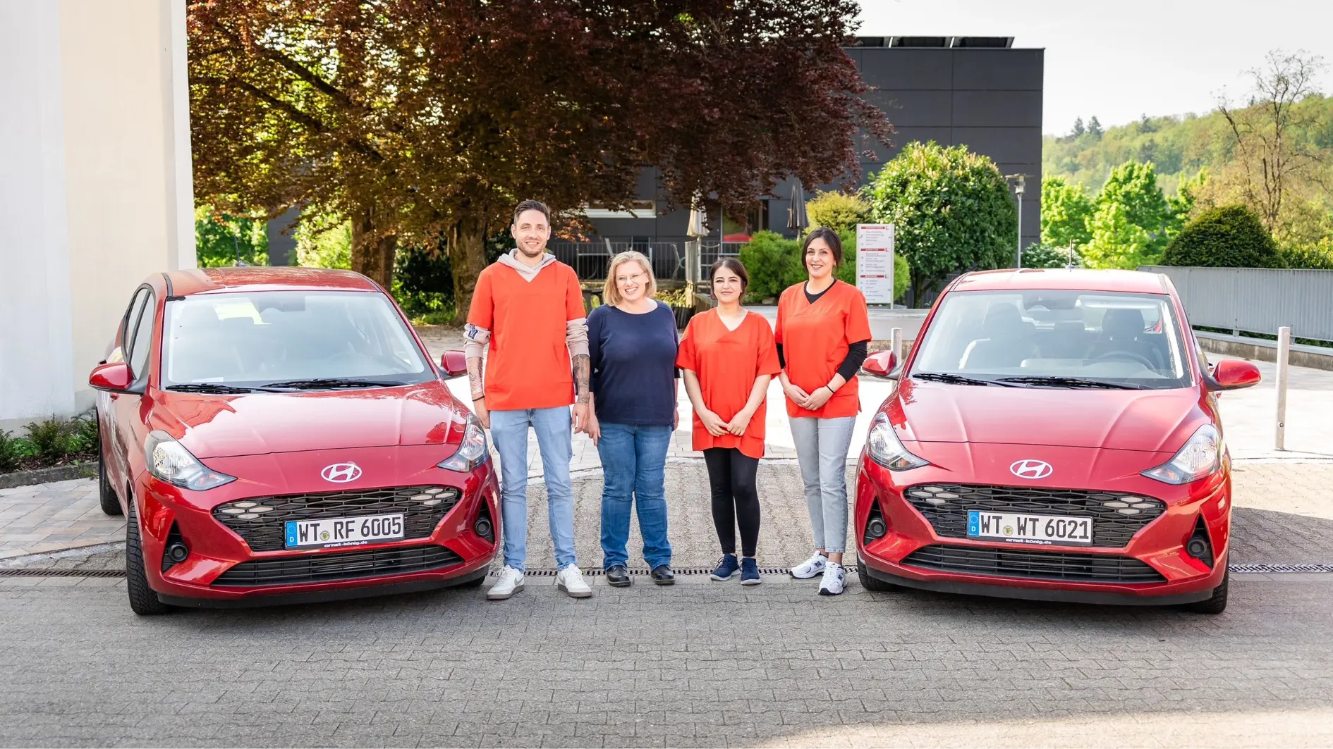 Mitarbeiter der Caritas Hochrhein mit zwei Firmenautos