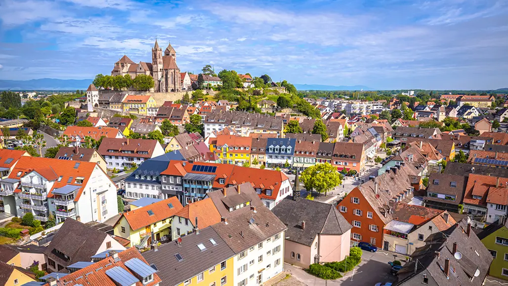 Blick über die Stadt zur Burg Breisach Blick über die Stadt zur Burg Breisach