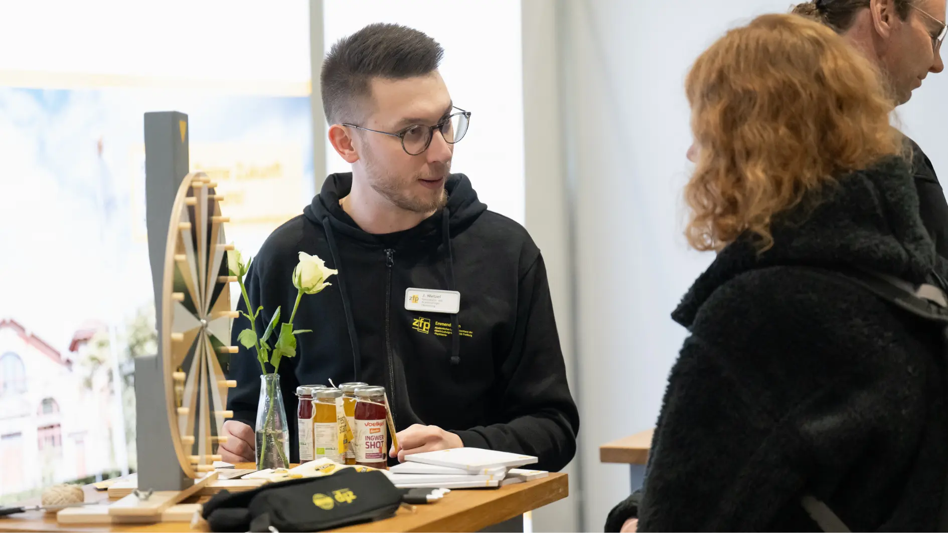 Zwei Personen tauschen sich auf einer Karrieremesse aus