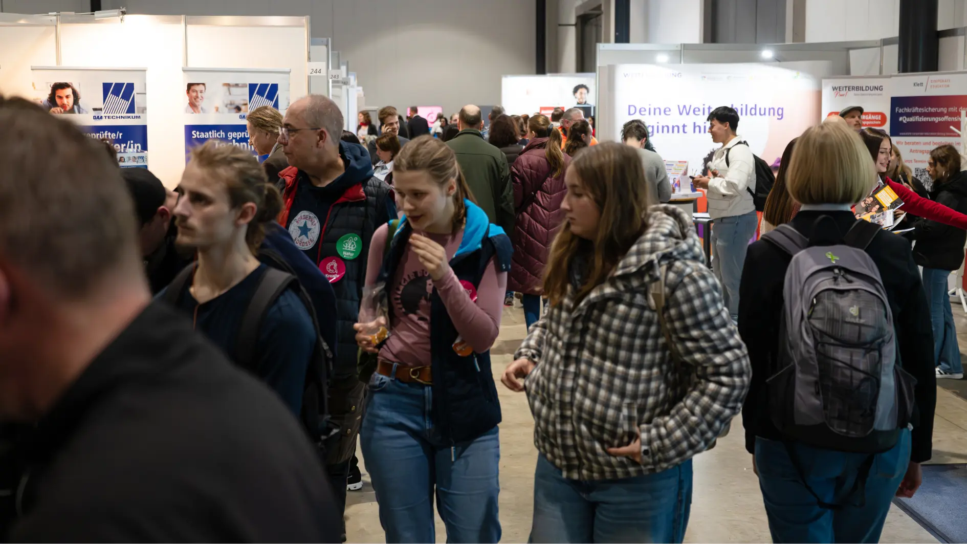Gut besuchte Messe mit vollen Gängen und vielen Besuchern
