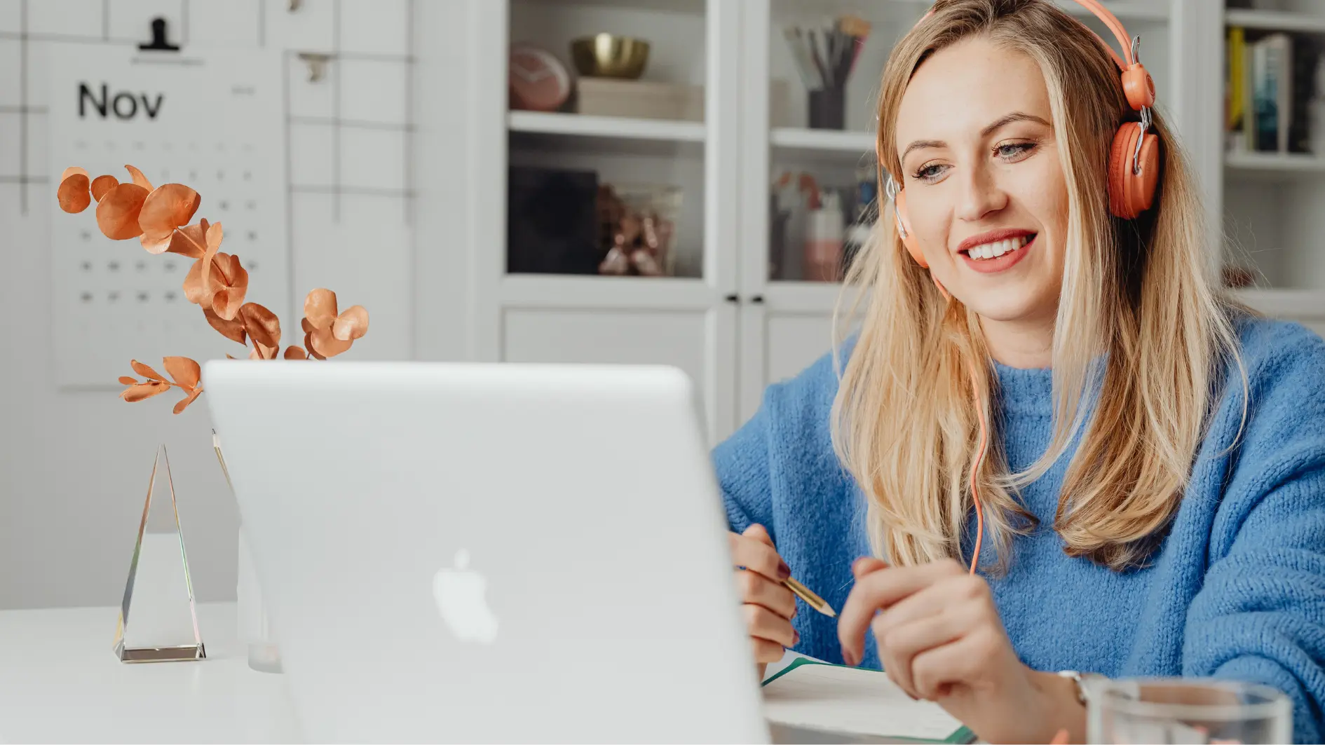 Lächelnde Frau die am Laptop arbeitet