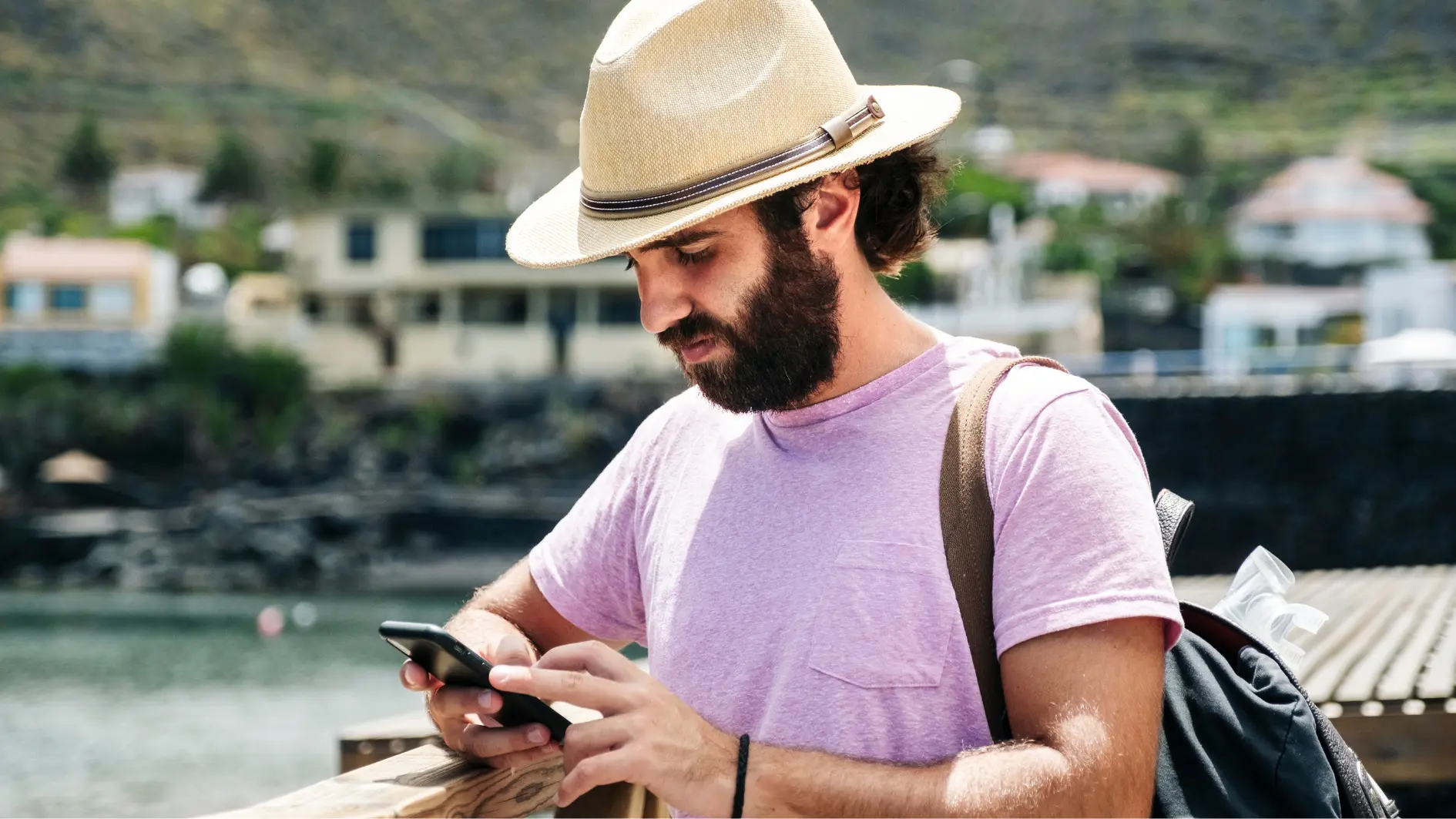 Tourist mit seinem Handy im Urlaub
