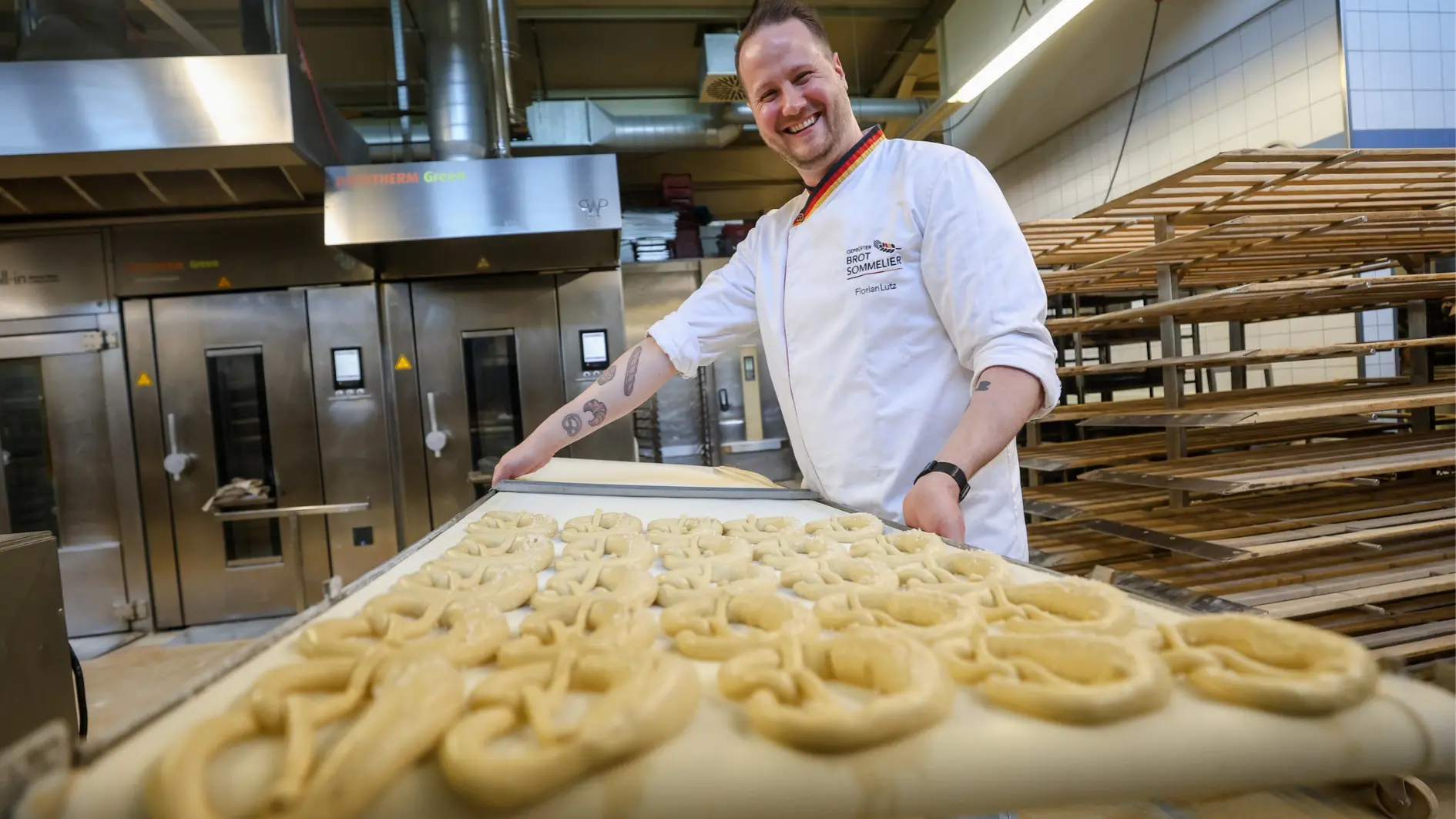 Brot-Sommelier Florian Lutz schiebt ein Blech Brezeln in den Ofen. Brot-Sommelier Florian Lutz schiebt ein Blech Brezeln in den Ofen.