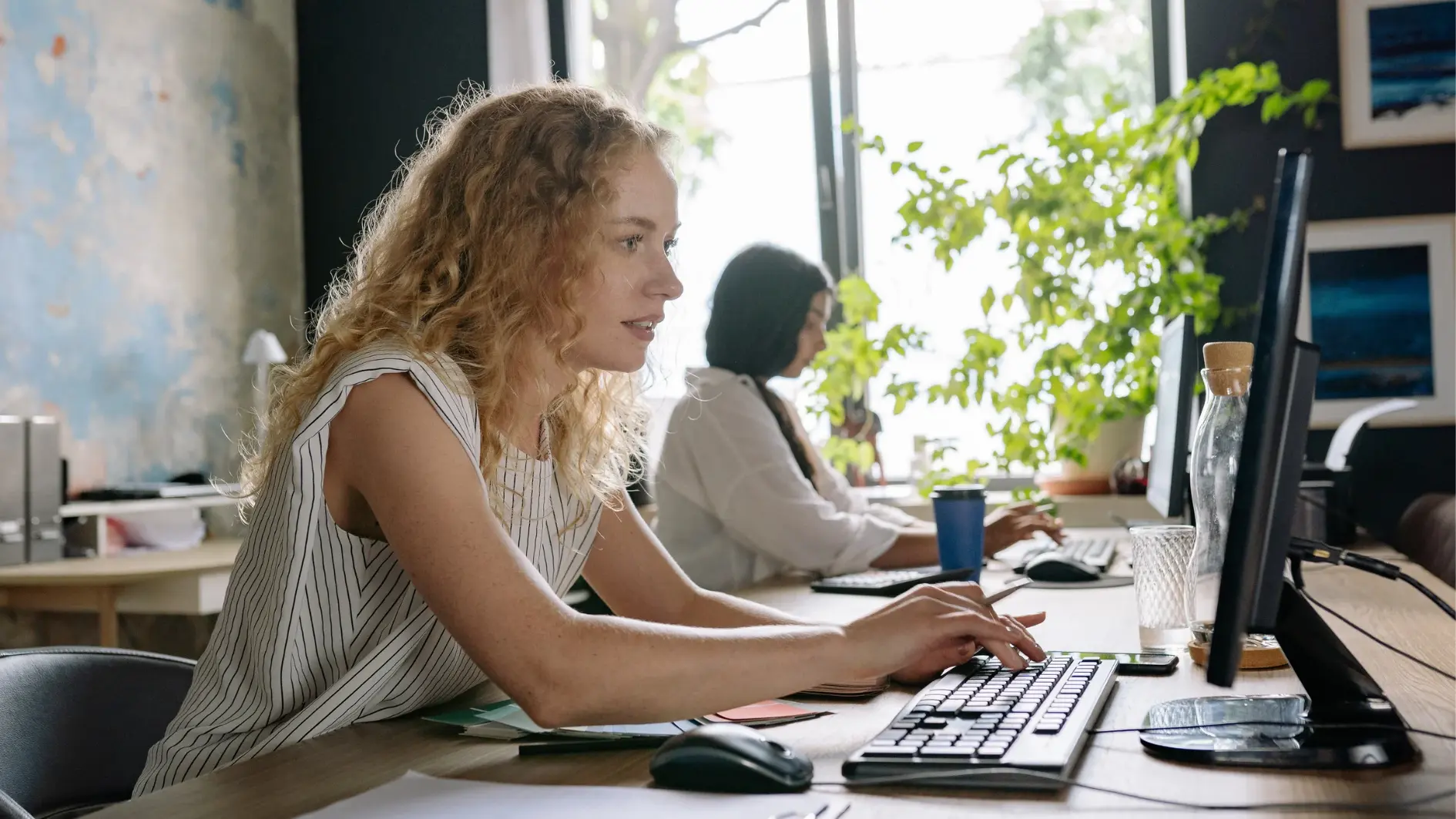 Eine Frau benutzt einen Computer