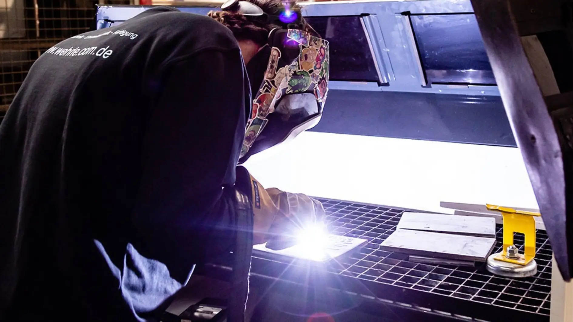 Ein Schweißer bei der Arbeit mit Metall Ein Schweißer bei der Arbeit mit Metall