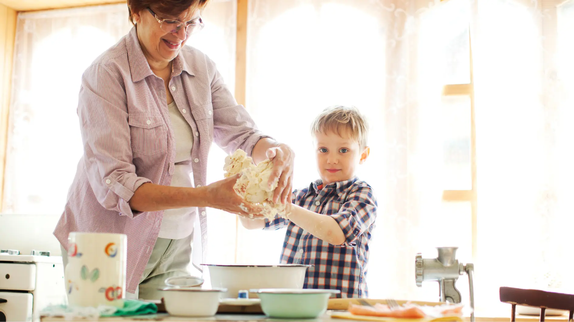 Großmutter und Enkelsohn kochen zusammen