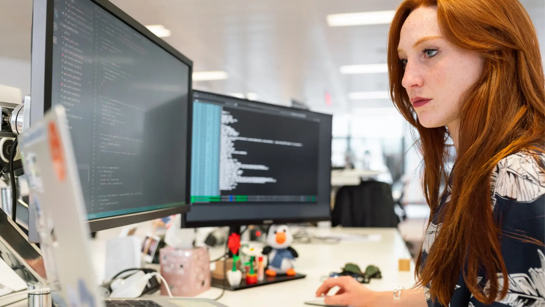 Frau arbeitet in der IT und codiert Datensätze Frau arbeitet in der IT und codiert Datensätze