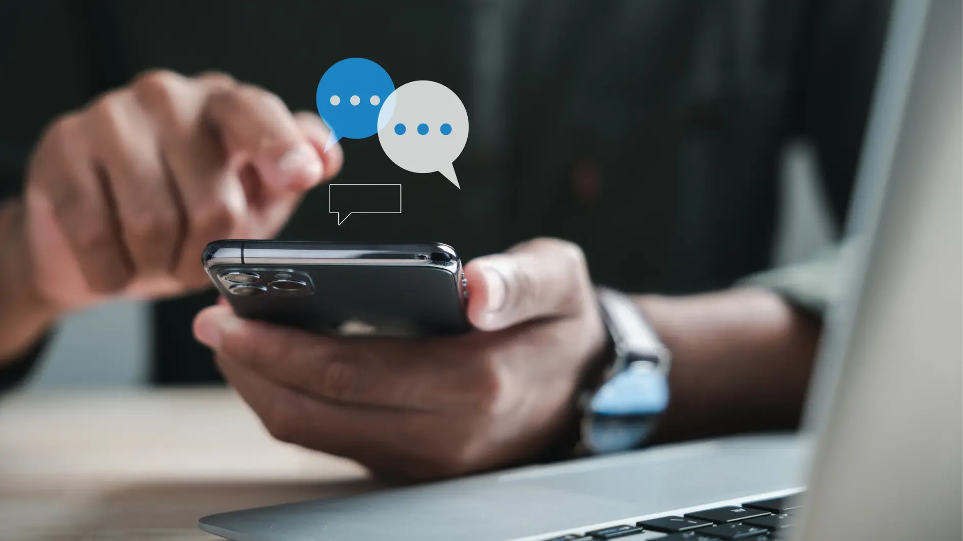 Mitarbeiter am Handy Social Media