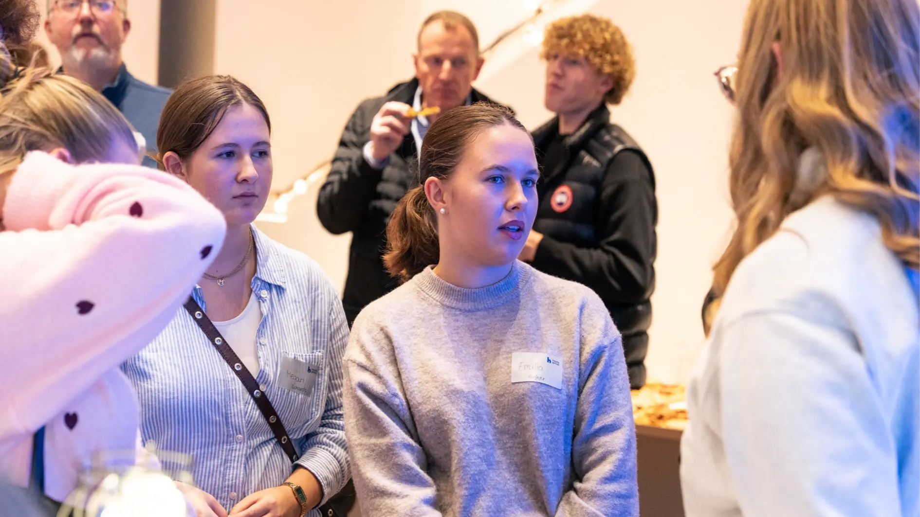 Interessierte Schüler*innen informieren sich
