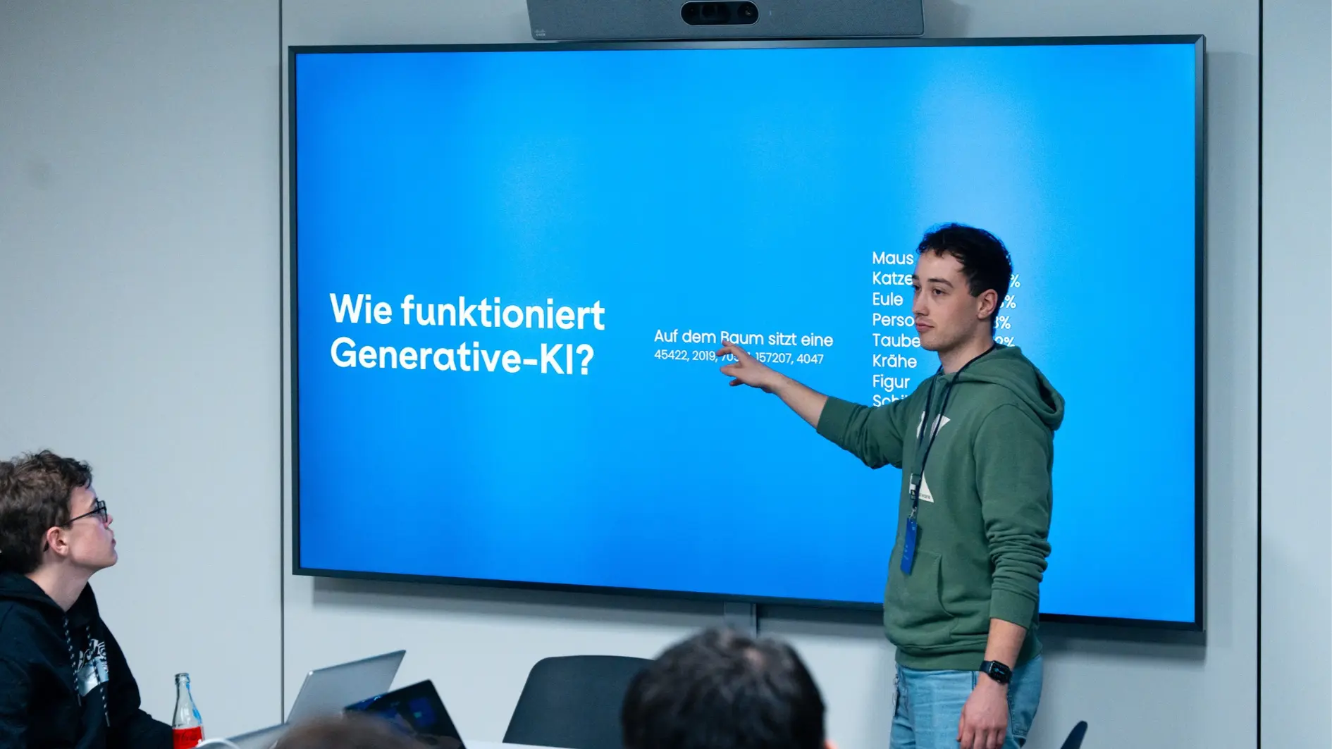 Junger Mann präsentiert zum Thema Generative KI